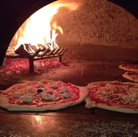 Al Pizzificio Perugia Pizza cottoa in forno a legna